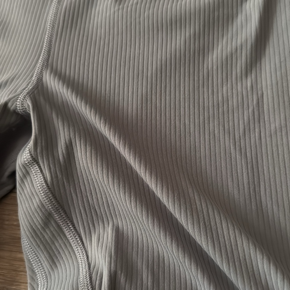 Like new Lululemon Gray High-Waisted Leggings worn once ribbed size 6 new Lulu - Picture 6 of 7